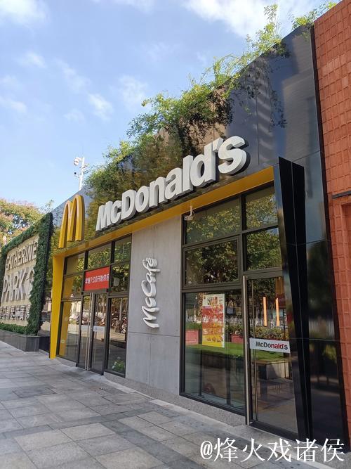 麦当劳招牌屹立不倒，网友感慨：美人易逝，金拱门长青